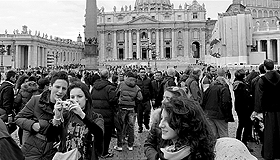 Milhares de fiéis e turistas já estão no Vaticano