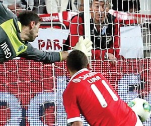 Rui Patrício não consegue deter o remate de Lima que ditou o 2-0 para o Benfica