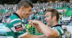 Joãozinho felicita Diego Capel, autor do golo da vitória do Sporting, ontem, em Alvalade, diante do Olhanense