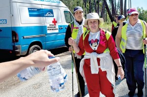 Voluntários distribuem água no percurso