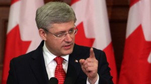 O primeiro-ministro Stephen Harper fala para o seu partido, no Parliament Hill, em Ottawa - 21 maio, 2013. (The Canadian Press/Fred Chartrand) 