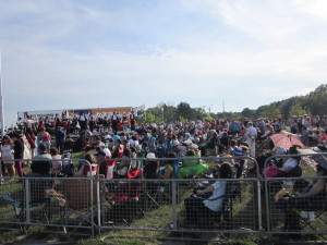  Público assiste à atuação do rancho folclórico da Associação Cultural do Minho