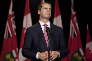 Dalton McGuinty escuta uma pergunta no momento em que fala à imprensa no Queen’s Park depois de anunciar a sua renúncia ao cargo de primeio-ministro do Ontário, em Toronto, 15 de outubro de 2012. (The Canadian Press / Michelle Siu)