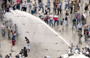 A polícia antimotim dispersou os manifestantes concentrados na praça Taksim, em Istambul