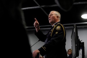 O chefe da polícia de Toronto, Bill Blair, realiza uma conferência de imprensa em Toronto - 13 de junho, 2013. The Canadian Press/Galit Rodan