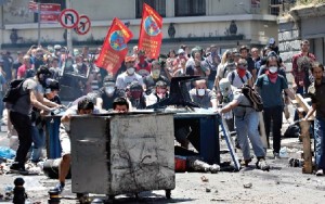 Jovens manifestantes montam barricadas durante um protesto na praça Taksim, no centro de Istambul, que resultou em violentos confrontos coma polícia turca