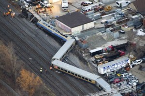 Equipas de emergência chegam ao local onde um comboio VIA descarrilou com passageiros a bordo, em Burlington, a 26 de fevereiro, 2012. (The Canadian Press/Nathan Denette)