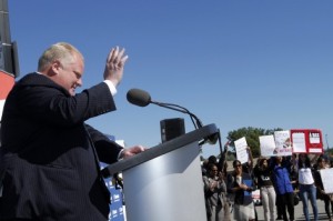 O presidente Rob Ford fala numa cerimónia enquanto manifestantes protestam  - 27 de setembro de 2012.  (The Canadian Press / The Globe and Mail / Fernando Morales)