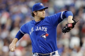 O “pitcher” (arremessador) dos Toronto Blue Jays, Josh Johnson, durante um jogo de beisebol  - 04 de junho de 2013. (Associated Press/Marcio Jose Sanchez) 