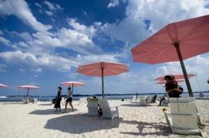  Pessoas aproveitam o sol na Sugar Beach em Toronto  - 4 de julho de 2012. (The Canadian Press/Nathan Denette)