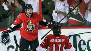 O avançado dos Ottawa Senators Milan Michalek comemora o seu golo durante um jogo dos playoffs da NHL, em Ottawa  - 22 de maio, 2013. (The Canadian Press / Fred Chartrand)