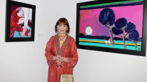 Gloria Vanderbilt  numa pose entre duas das suas pinturas na festa de apresentação "1stdibs Presents: The Exhibition of The World of Gloria Vanderbilt" na 1stdibs Gallery - 12 de setembro, 2012, em Nova Iorque. (AP Photo / Starpix, Dave Allocca)