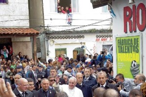 Uma multidão emocionada recebeu o papa na favela da Varginha, no Rio de Janeiro