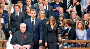 A Catedral de Santiago de Compostela foi pequena para acolher todos os que quiseram despedir-se das vítimas. Príncipes consolaram familiares