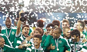 Os jovens jogadores do Sporting festejam o triunfo (7-6, nos penáltis) diante do Estoril, no Estádio António Coimbra da Mota, na Amoreira, e a conquista da 30.ª Taça de Honra da Associação de Futebol Lisboa