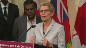 Kathleen Wynne fala aos jornalistas, em Toronto – 29 de julho, 2013