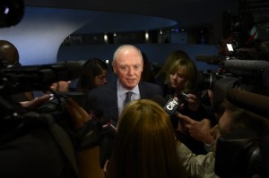  Doug Holyday fala aos Media - 1 de agosto de 2013. The Canadian Press / The Globe and Mail / Fred Lum