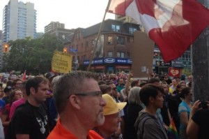 Centenas marcham para protestar contra as leis anti-gays da Rússia. (CityNews/Shauna Hunt)