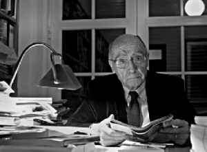 Escritor português José Saramago, à mesa de trabalho