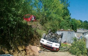 Jipe chocou com carro e caiu em ravina, provocando ferimentos em seis pessoas