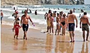 Banhistas à beira-mar, ontem, na Praia da Luz, em Lagos