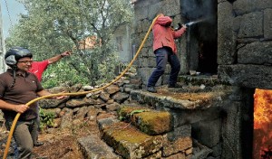 Bombeiros em dificuldade para apagar as chamas em anexos