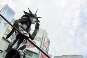 Um artista de rua do Close Act Theatre dos Países Baixos entretém os espectadores no Buskerfest, na Yonge-Dundas Square de Toronto - 22 de agosto de 2013. CityNews