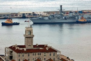 O navio britânico ‘HMS Westminster’ à chegada, ontem, ao porto de Gibraltar (JON NAZCA/REUTERS)