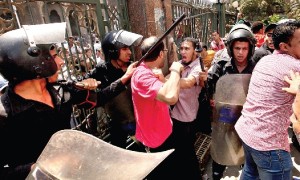 Apoiantes de Morsi barricaram-se em mesquita