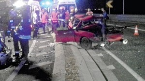 O carro onde seguiam as vítimas mortais ficou totalmente destruído com a força do embate. Os corpos foram desencarcerados (Foto de António Lucio)