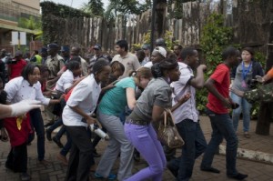 Civis que estavam escondidos no interior do centro durante o tiroteio conseguem fugir do Westgate Mall em Nairobi, Quénia, 21 set 2013. Associated Press / Jonathan Kalan