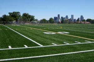 Um campo de futebol em Denver, Colorado. Cortesia de Kari via Flickr