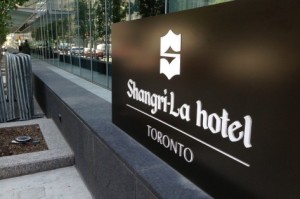 Vidro caiu do Shangri-La Hotel na University Avenue e Adelaide Street  - 10 de setembro de 2013. CityNews / Tony Fera.