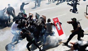 Centenas de manifestantes envolveram-se em confrontos com a polícia na capital carioca