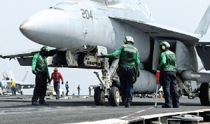  Preparativos de guerra no porta-aviões ‘Nimitz’ (foto Reuters)