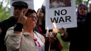 Uma mulher emociona-se durante uma vigília à luz de velas com os membros da comunidade Canadian Syrain, protestando contra a possível invasão sobre a Síria, em Ottawa - 07 de setembro de 2013. (Fred Chartrand / The Canadian Press) 