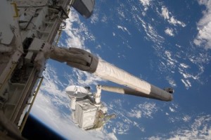 The Space Shuttle Endeavour's Canadarm,, 19 de julho de 2009. The Canadian Press / NASA