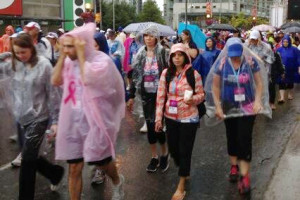 Caminhantes enfrentam a chuva durante o Weekend to End Women’s Cancers em Toronto - 7 de setembro de 2013. 680NEWS/Irene Preklet