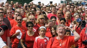 Apoiantes cantam 'O Canada' durante um comício de apoio a tropas em Toronto. (Foto arquivo: The Canadian Press/Frank Gunn)