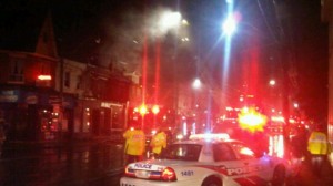 Bombeiros combatem um incêndio num prédio abandonado, na Bathurst Street, ao sul da Dupont Street, na madrugada de segunda-feira, 7 outubro, 2013. (Cam Woolley/CP24)Bombeiros combatem um incêndio num prédio abandonado, na Bathurst Street, ao sul da Dupont Street, na madrugada de segunda-feira, 7 outubro, 2013. (Cam Woolley/CP24)