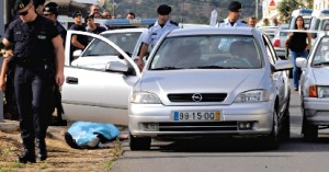 Corpo de Filomena ficou dentro do carro e o de António no chão. (Foto Luís Costa)