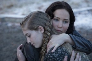 Uma cena com as atrizes Jennifer Lawrence e Willow Shields, em 'The Hunger Games: Catching Fire'. Lionsgate.