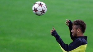 Neymar, do Brasil, numa sessão de treino com a equipa do Barcelona, no estádio San Siro, em Milão, Itália - 21 de outubro, 2013. (AP Photo / Luca de Bruno)