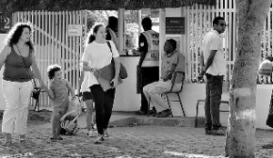 Polícias moçambicanos vigiam a Escola Portuguesa de Maputo, à porta da qual se registou um rapto (Foto LUSA)