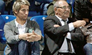 Fábio Coentrão e o seu pai Bernardino Cruz assistem a um jogo do Rio Ave em 2011/12 (Foto de Manuel Araújo)