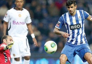 Lucho tenta o golo frente ao guarda-redes Gottardi (Foto de Estela Silva/EPA)