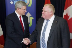 O primeiro-ministro Stephen Harper cumprimenta Rob Ford, depois de anunciar o financiamento para novos metros na cidade de Toronto, em 22 de setembro de 2013. THE CANADIAN PRESS/Mark Blinch 