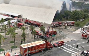 O fogo quedestruiu o edifício foi combatido durante dez horas (Foto de Nacho Doce/REUTERS)