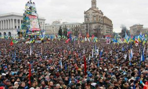 Empunhando bandeiras da Ucrânia, da União Europeia e de vários países europeus, os opositores ao atual Governo encheram a Praça da Independência