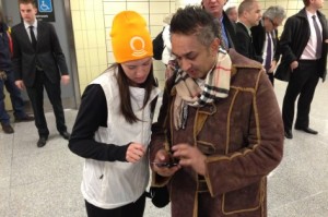 Um utilizador da TTC, experimenta o acesso Wi-FI, numa plataforma de metro da TTC - 10 de dezembro de 2013. CityNews / Adrian Golombek